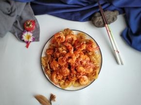 将虾盛到云吞脆皮上