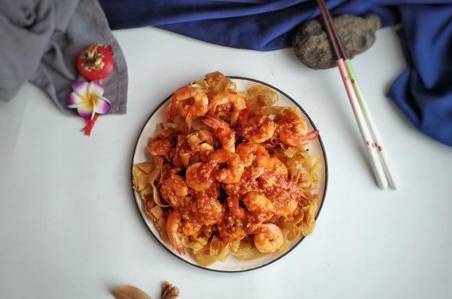 酥脆云吞皮茄汁虾