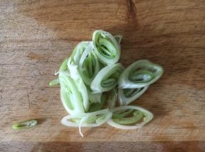 葱切成葱花。