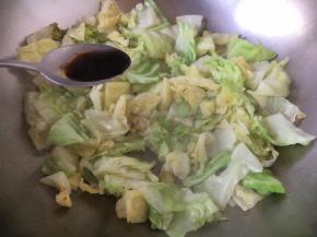 放入1勺的生抽。