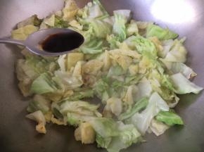 放入1勺的生抽。