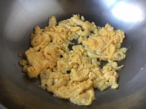 鸡蛋用大火热油炒熟，盛出备用。
