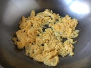 鸡蛋用大火热油炒熟，盛出备用。