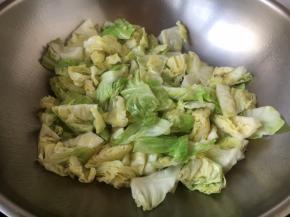 锅里放少许的油，将圆白菜煸炒至断生，盛出备用。