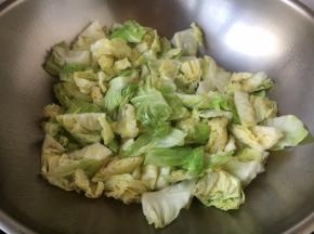 锅里放少许的油，将圆白菜煸炒至断生，盛出备用。