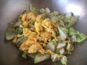放入鸡蛋，翻炒均匀。