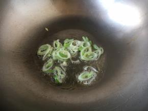 热锅凉油，爆香葱花。