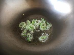 热锅凉油，爆香葱花。