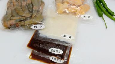 打开袋子，将食材都拿出来。