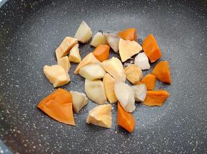 先把蔬菜包放入锅里。