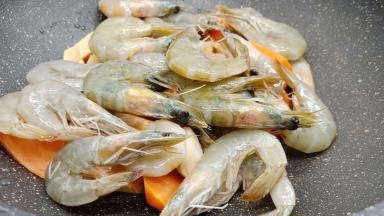 再依次码上白虾。