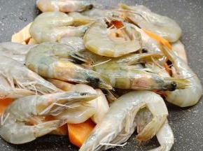 再依次码上白虾。