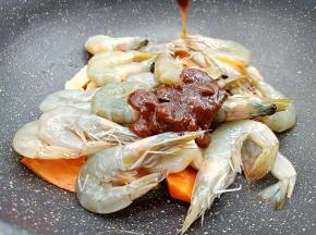 放一袋焖锅酱料。