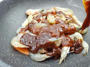 火锅香酱也一起都放进去，咸鲜度都够了，不需要再加其他调味料，开大火烧开。