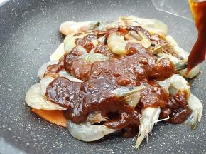 火锅香酱也一起都放进去，咸鲜度都够了，不需要再加其他调味料，开大火烧开。