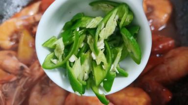 中火炖至汤汁入味，加青辣椒圈。