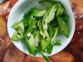 中火炖至汤汁入味，加青辣椒圈。