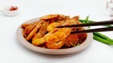 就尝了一下大虾外壳，就很香了!