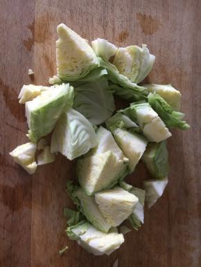 将圆白菜切成块，用淡盐水浸泡15分钟，清洗干净，沥干水分备用。