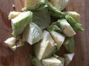 将圆白菜切成块，用淡盐水浸泡15分钟，清洗干净，沥干水分备用。