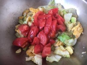 放入番茄，翻炒均匀。