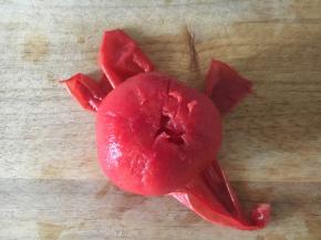 番茄用开水焯烫一下，撕去皮。