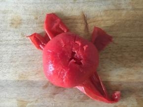 番茄用开水焯烫一下，撕去皮。