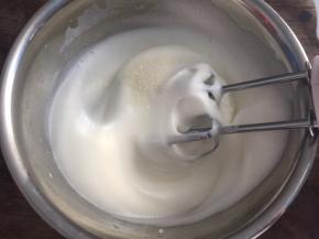 然后高速打发至有纹路状态，加入最后的白砂糖