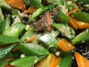 调入盐、胡椒粉和味精，翻炒均匀