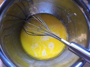 黄油冷却至温热倒入纯牛奶搅拌均匀