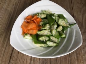 黄秋葵洗净去蒂，切块，胡萝卜切薄片