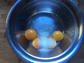 蛋黄中加入白砂糖搅拌均匀