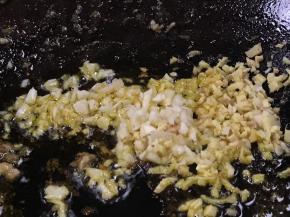 锅留底油，爆香姜蒜末