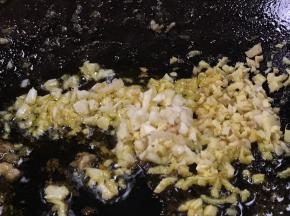锅留底油，爆香姜蒜末