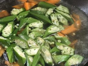 锅烧开水，放入胡萝卜煮沸后，放入黄秋葵煮断生后捞出备用