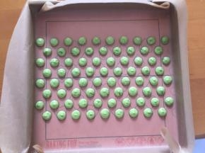 挤入烤盘中，放入预热好的烤箱170度1分钟