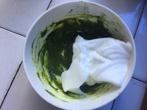 分一点蛋白到抹茶蛋黄糊中，从下向上翻拌均匀