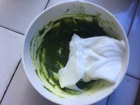 分一点蛋白到抹茶蛋黄糊中，从下向上翻拌均匀