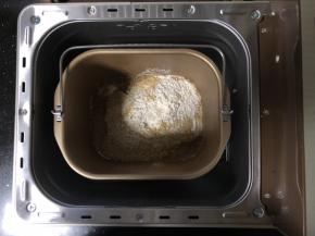 1、把所有的材料按照先液体后固体的顺序放入面包桶内。