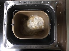 1、把所有的材料按照先液体后固体的顺序放入面包桶内。