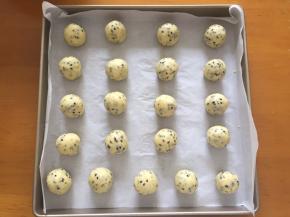 分成20克一个，放入烤盘中