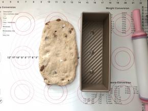 9、取一份擀成和吐司盒长度接近的长方形状。