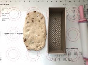 9、取一份擀成和吐司盒长度接近的长方形状。