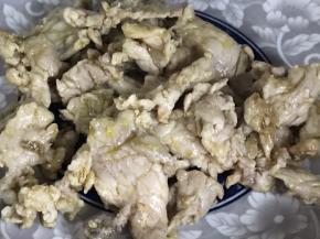 炒至断生，捞出备用