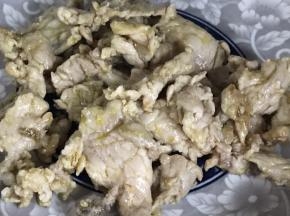 炒至断生，捞出备用
