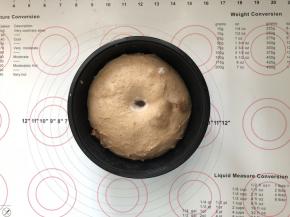 6、第二天早上取出，发酵好的面团体积增大2倍左右，手指沾少许干面粉插入面团中，面团不塌陷有轻微的回缩成肚脐眼状态不变的样子就是发酵好了。