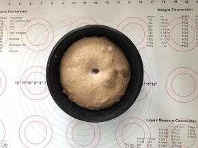 6、第二天早上取出，发酵好的面团体积增大2倍左右，手指沾少许干面粉插入面团中，面团不塌陷有轻微的回缩成肚脐眼状态不变的样子就是发酵好了。