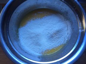 筛入低筋面粉，搅拌均匀，Z字型搅拌，不能画圈搅拌