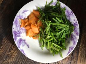 韭菜切适合的段，胡萝卜切薄片，备用