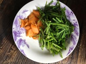 韭菜切适合的段，胡萝卜切薄片，备用